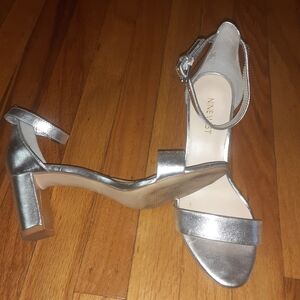 NINE WEST SILVER METALLIC SANDALS